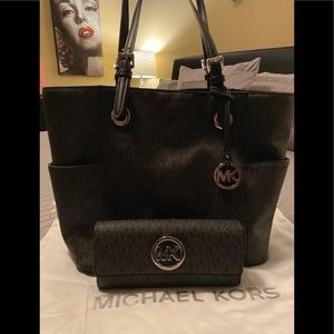 Pre loved Michael Kors bag with wallet dust bag!